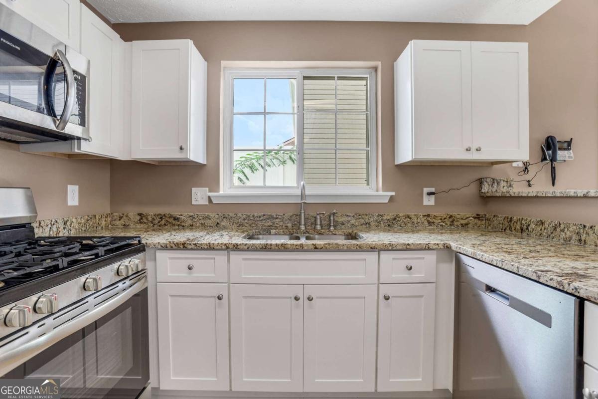 141 Oaks Place Woodstock - Photo 12