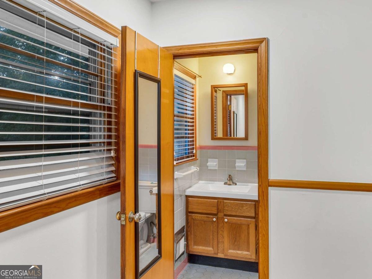 2560 Wood Valley Drive East Point - Photo 10