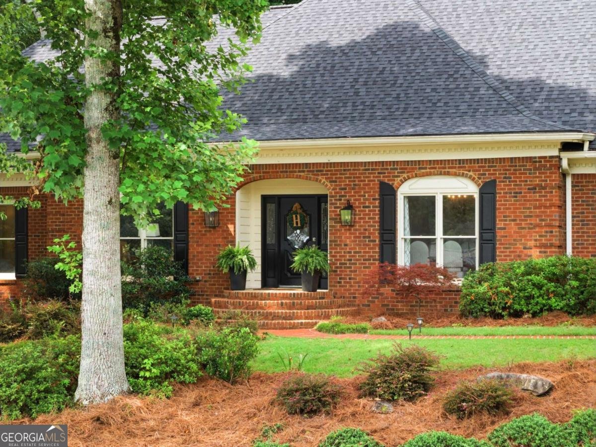 1040 Finnsbury Drive Roswell - main photo