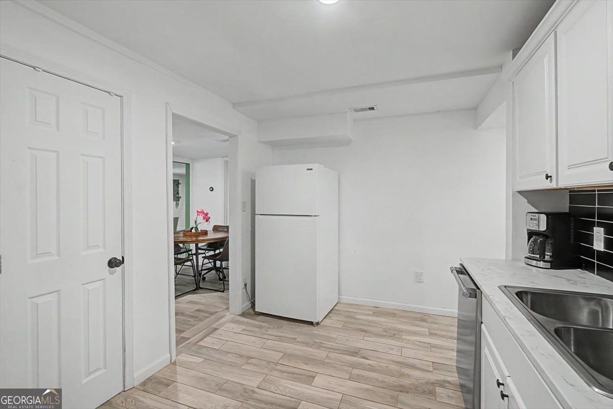 2074 Montrose Drive East Point - Photo 30