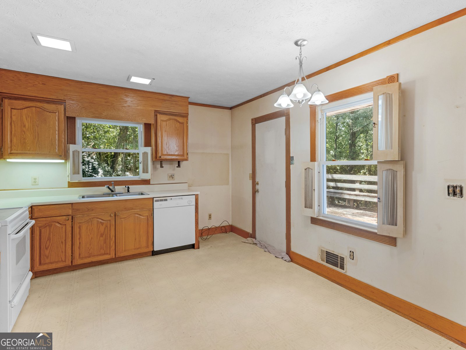 411 Moseley Drive Stockbridge - Photo 6