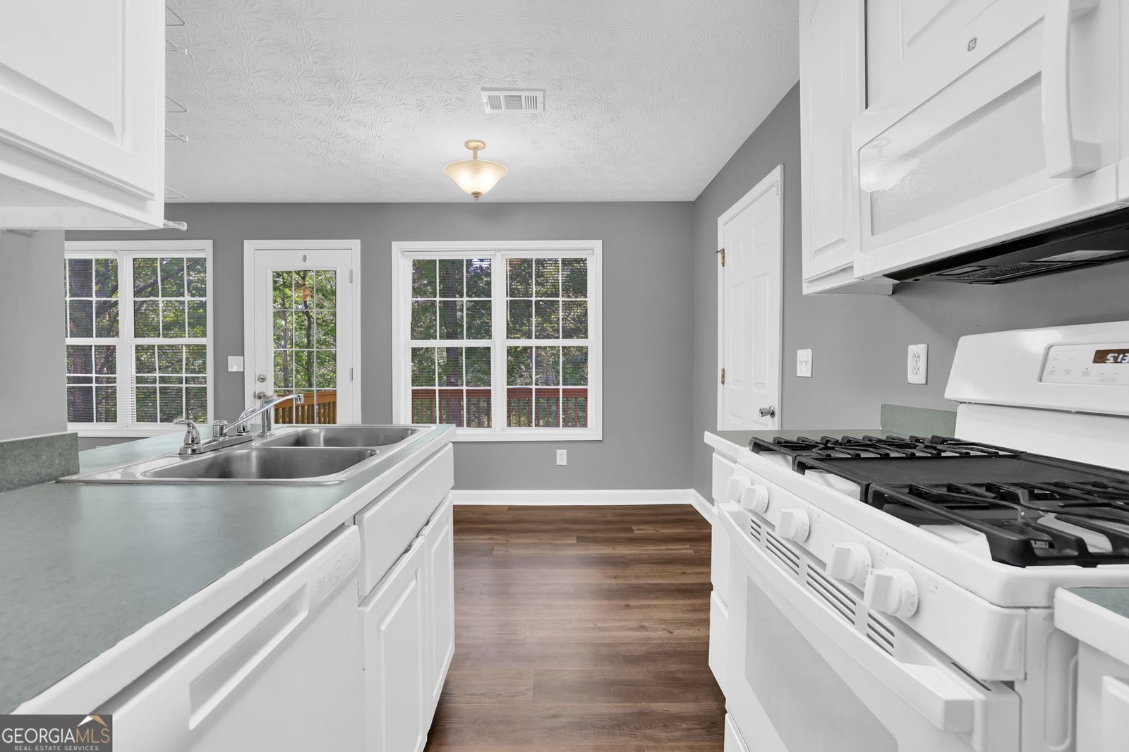 1081 Whispering Woods Drive Canton - Photo 8