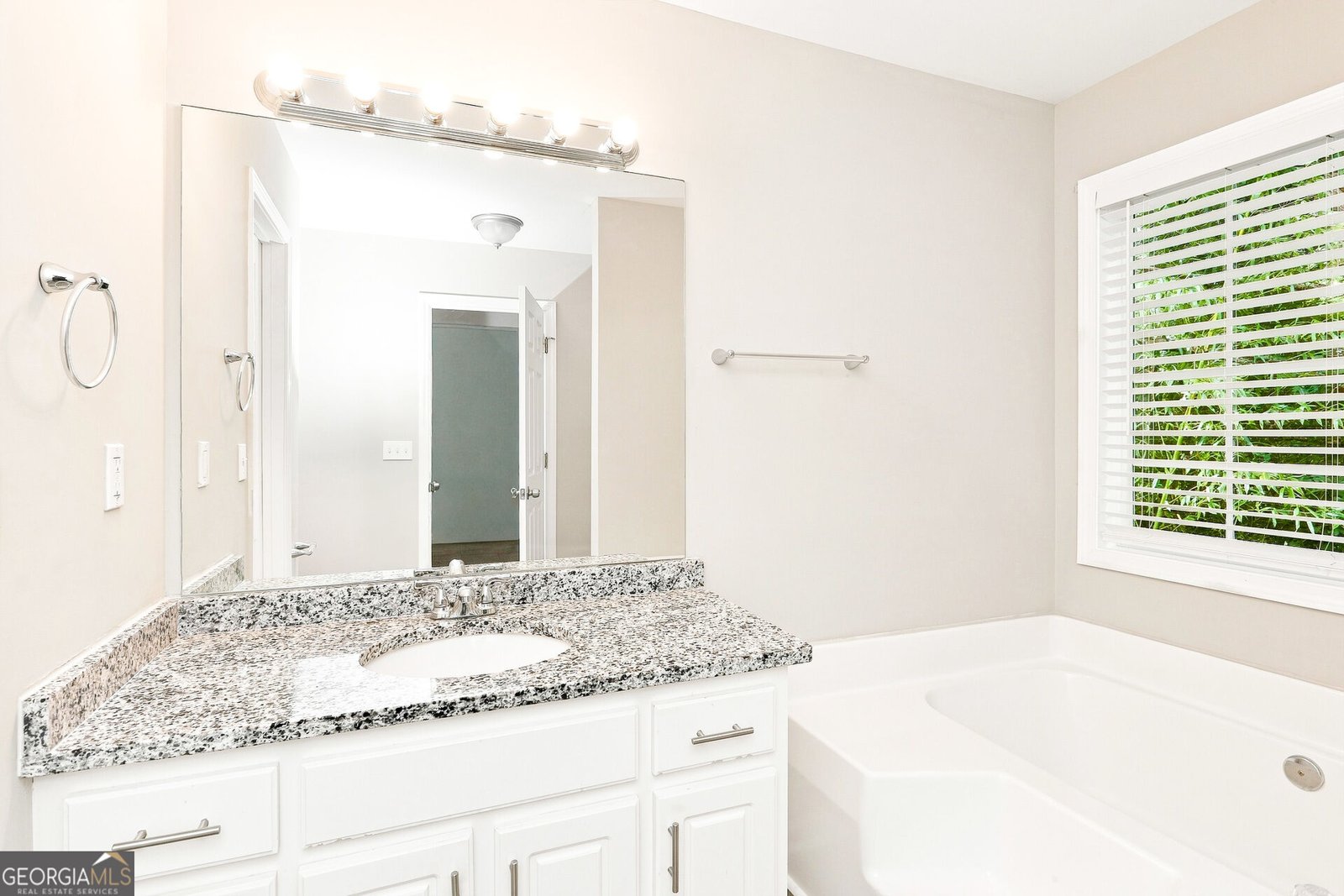 4876 Hunt Club Drive Flowery Branch - Photo 12