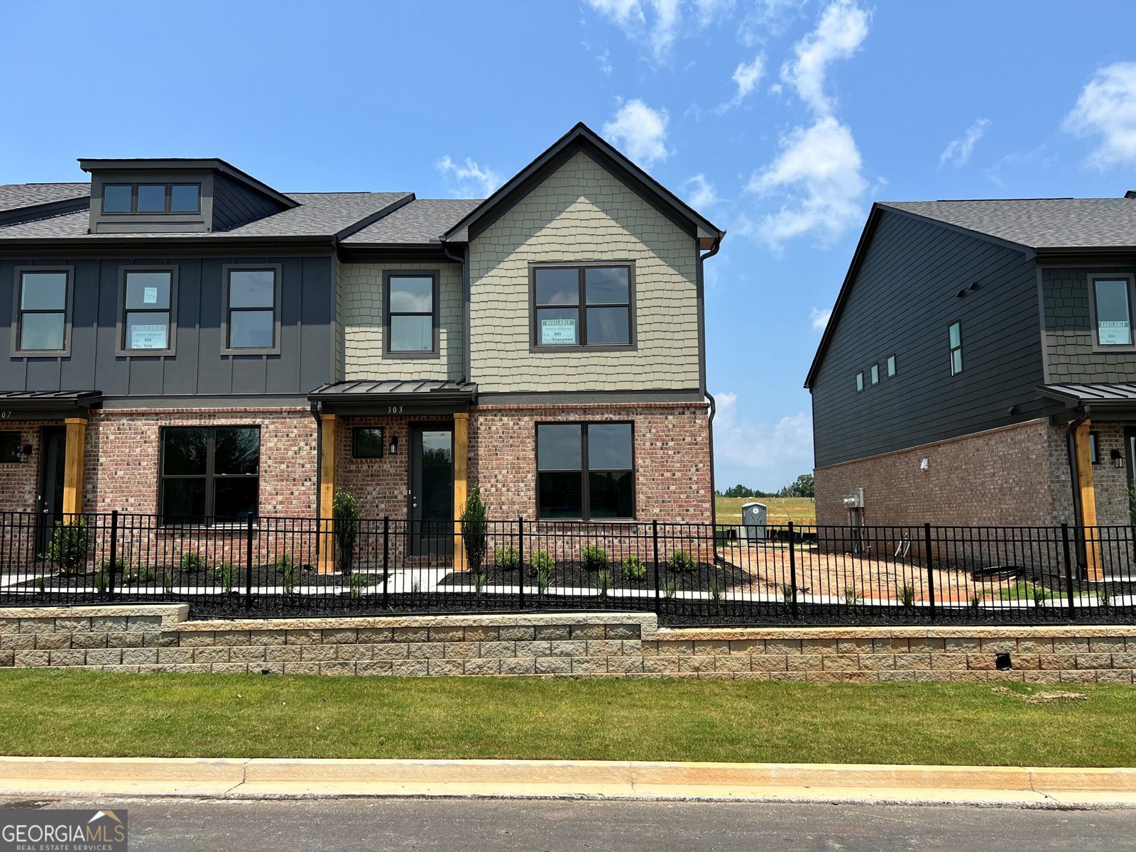 303 Barracks Way Hoschton - main photo