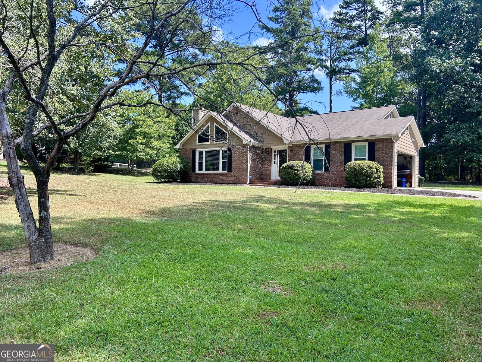 325 Windsor Drive Fayetteville - main photo