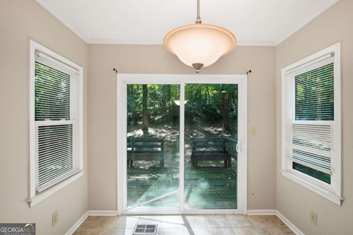 4927 Castlewood Drive Lilburn - Photo 11