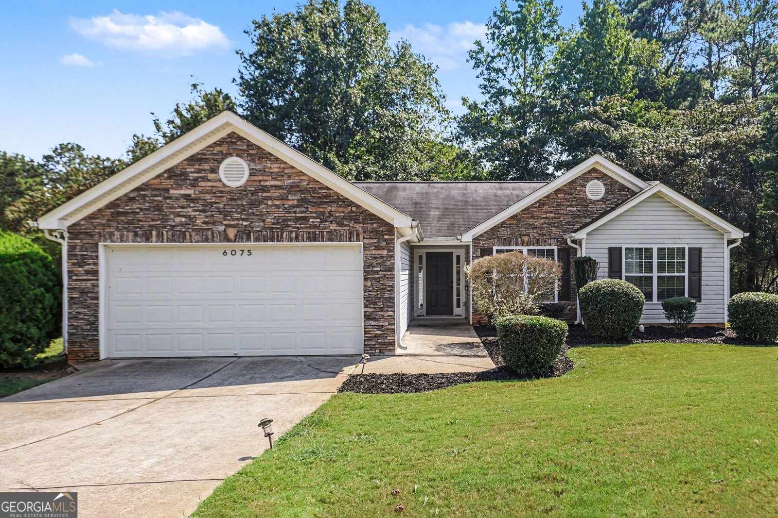 6075 Castlegate Drive Douglasville - main photo