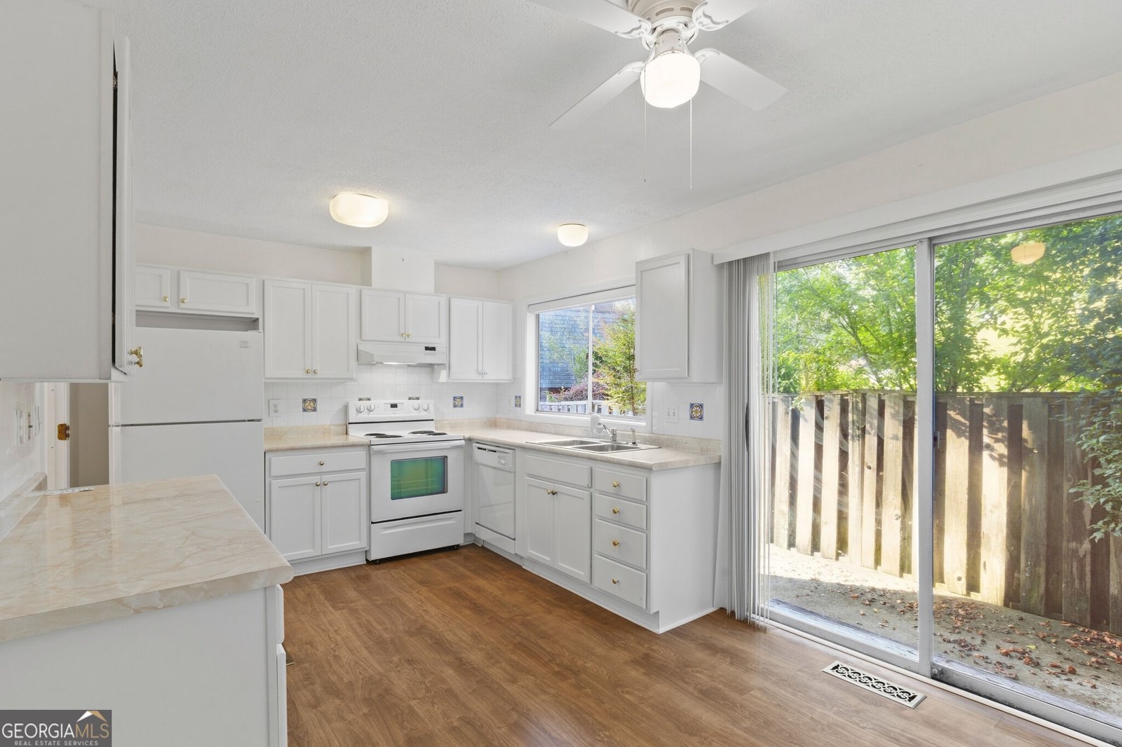 215 Leeward Lane Roswell - Photo 10