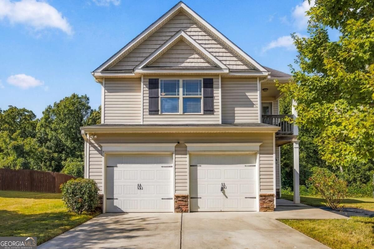 7113 Creeksong Drive Douglasville - main photo