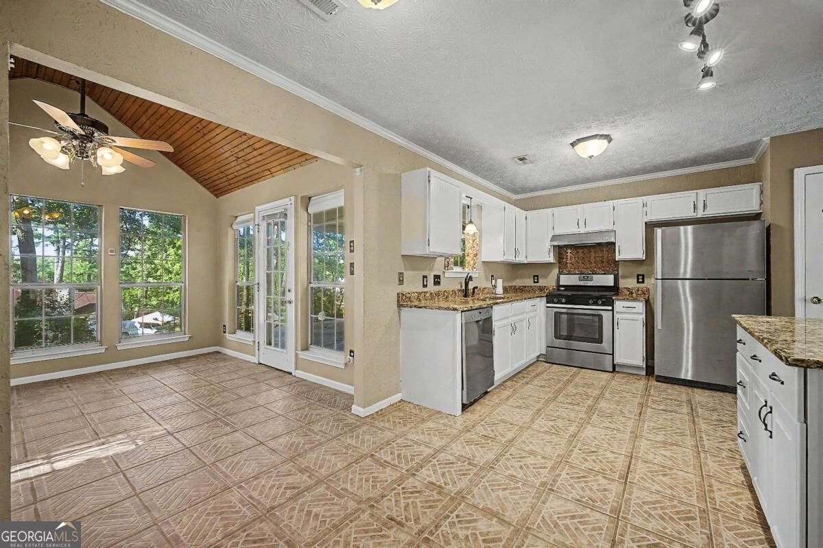 204 Spring Circle Stockbridge - Photo 6