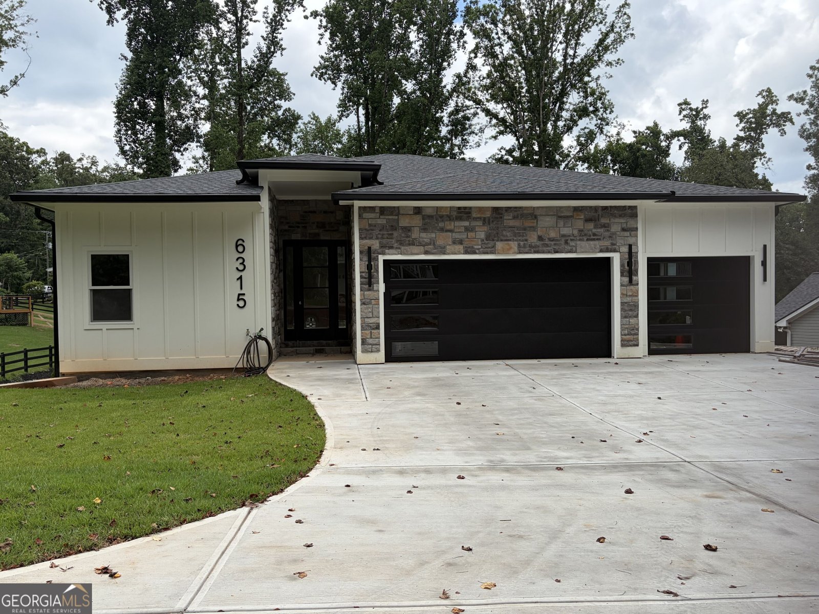 6315 Reives Road Cumming - main photo