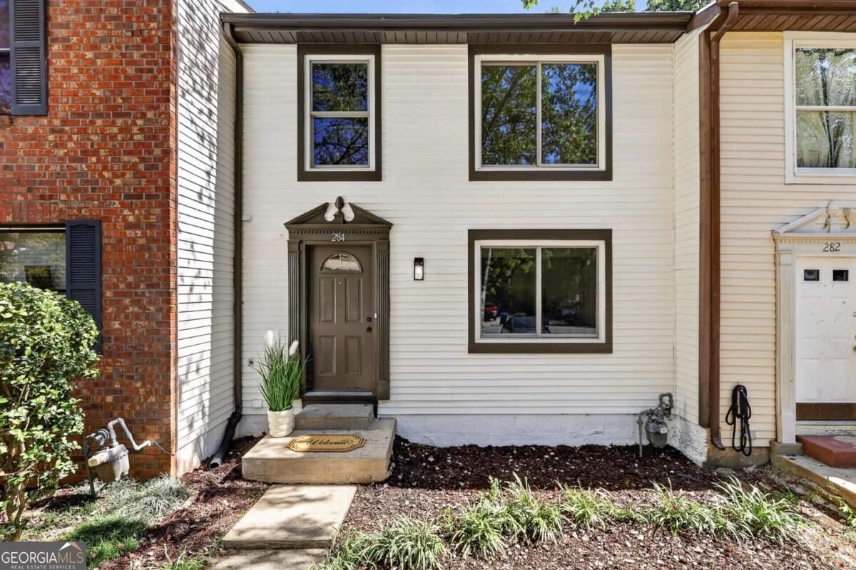 284 Roswell Commons Circle Roswell - main photo