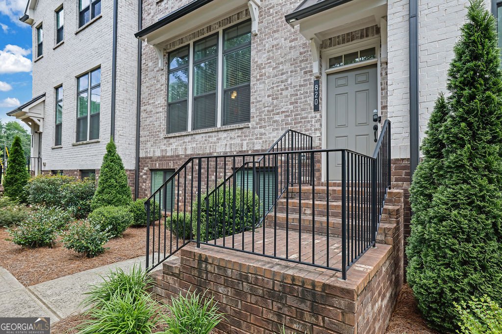 820 Fairview Circle Roswell - main photo