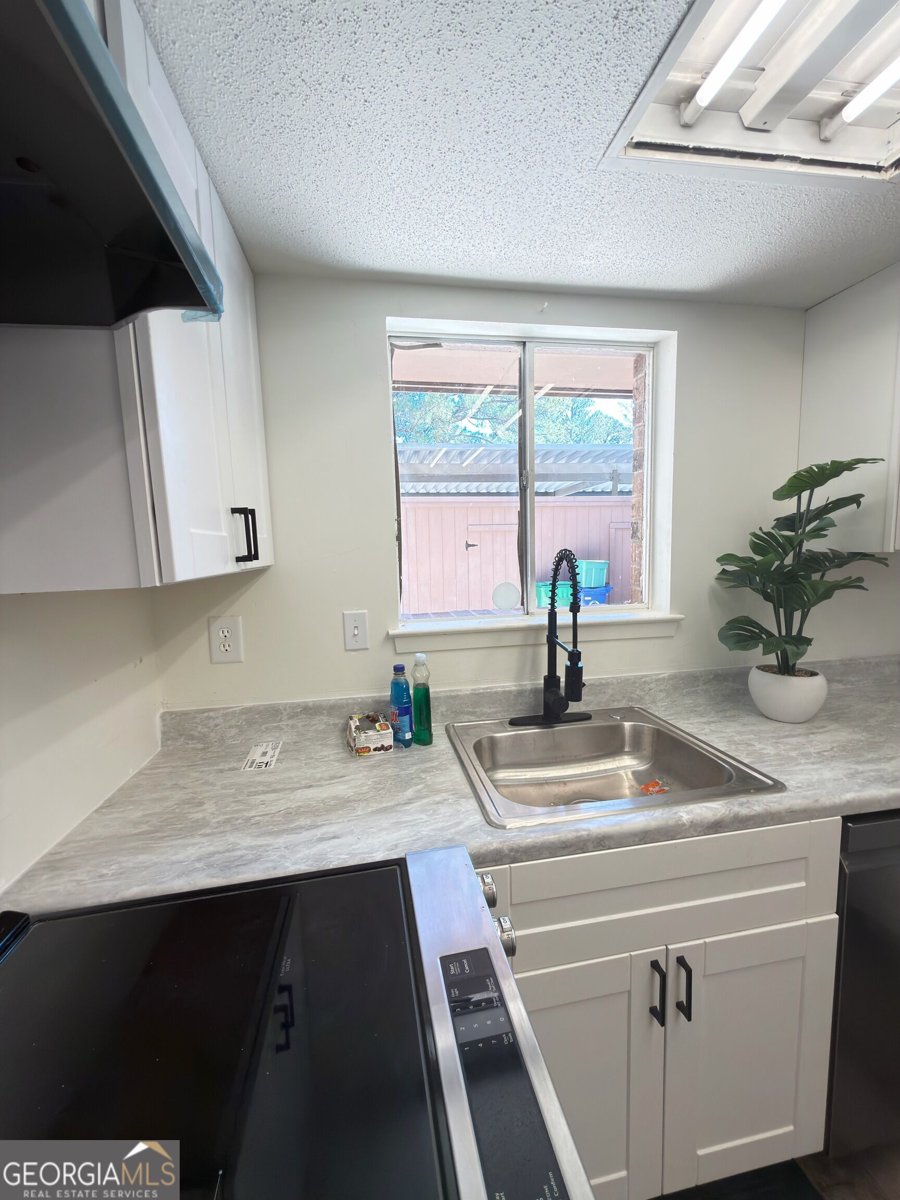 722 Garden View Drive Stone Mountain - Photo 3