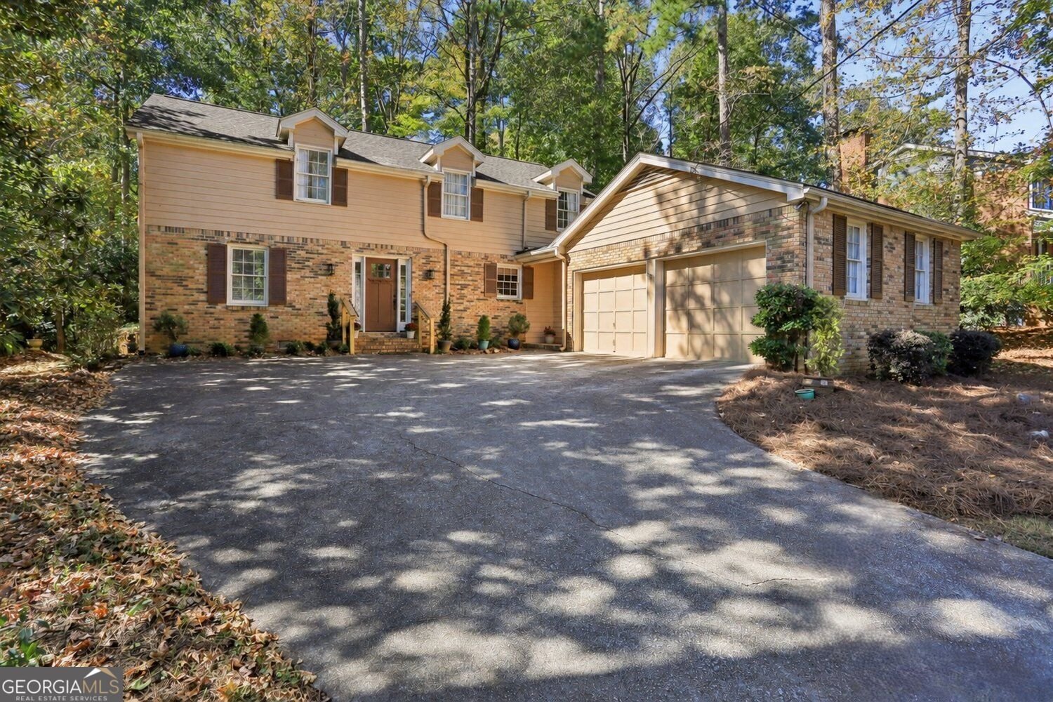 5596 Glenrich Drive Atlanta - main photo