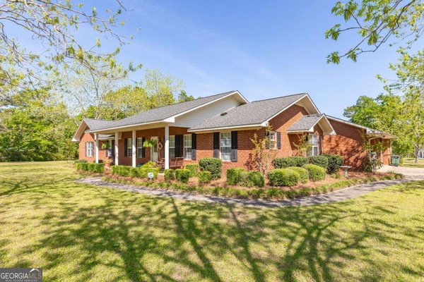 301 Willow Drive, Glennville