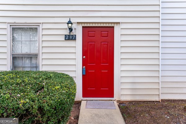 237 Chads Ford Way, Roswell