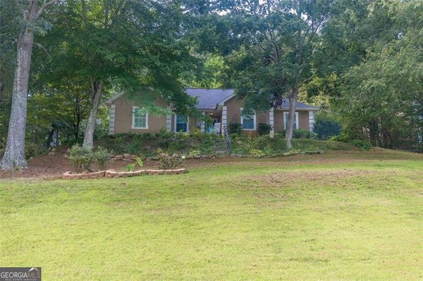 23 HAMPTON Drive, White