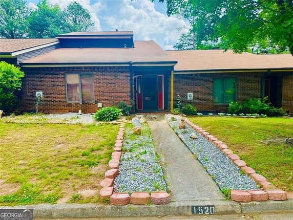 1520 STONELEIGH Circle, Stone Mountain