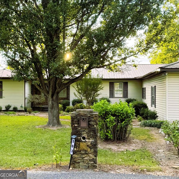 303 Auburn Street, Centre