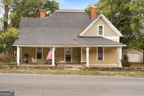 712 College Street, Calhoun