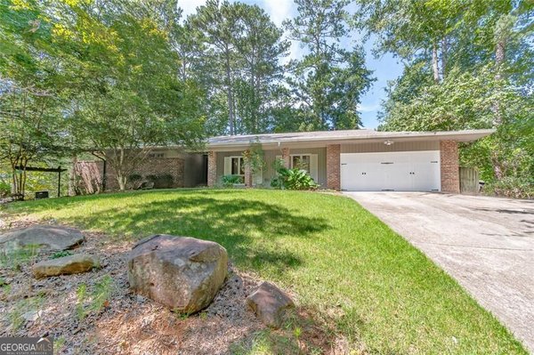 300 Cedar Knoll Court, Roswell