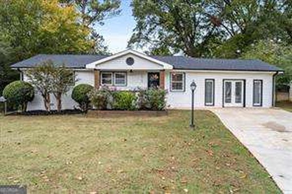 1913 Heathridge Court, Smyrna