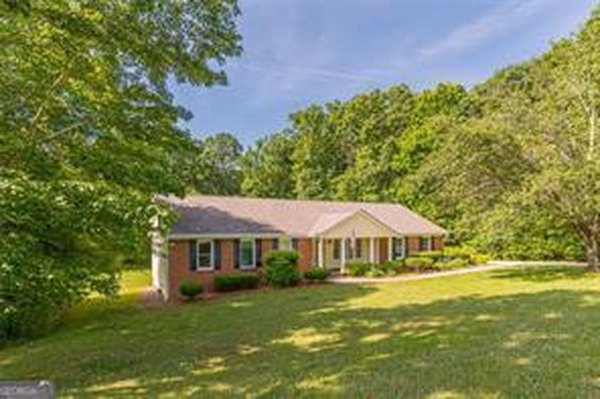 94 Oberlochen Way, Douglasville