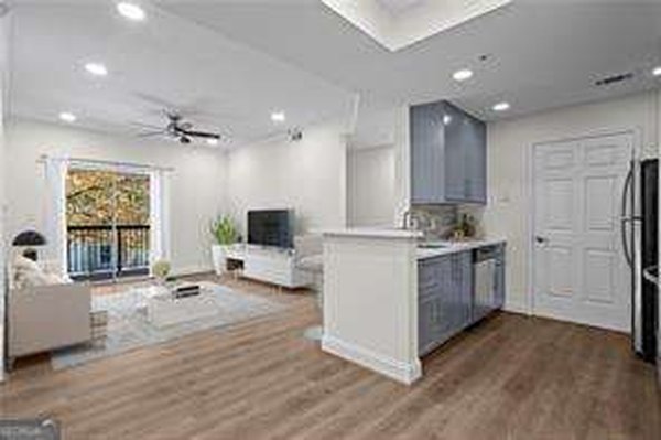 1075 Peachtree Walk, Atlanta