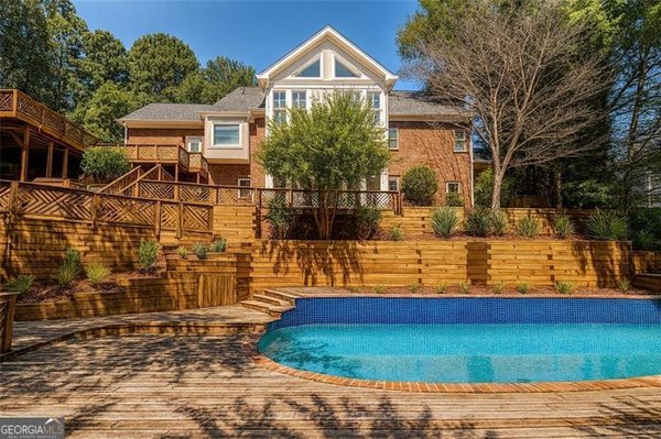 4070 RUNNYMEDE Drive, Lilburn