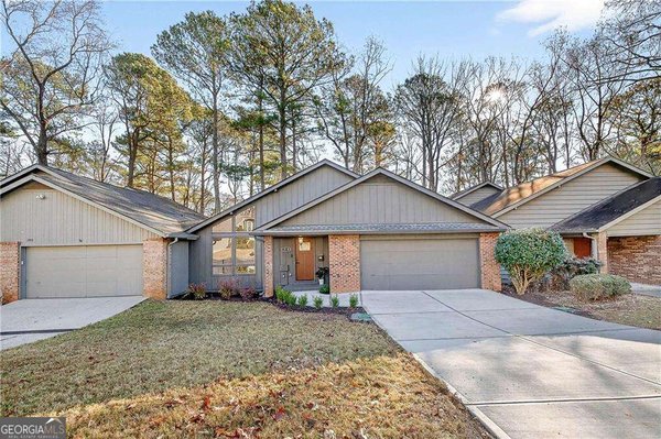 210 Lakeview Ridge, Roswell