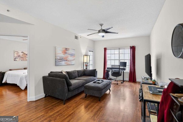 1074 Peachtree Walk Atlanta