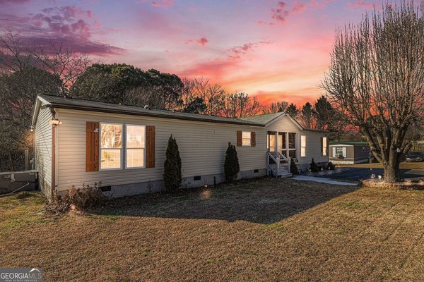 1132 Hall Memorial Road, Resaca