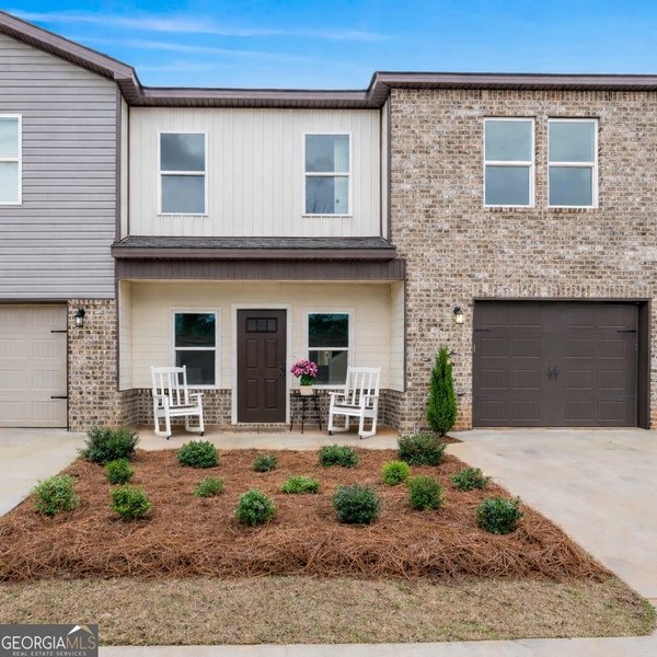 302 Beau Claire Circle, Byron