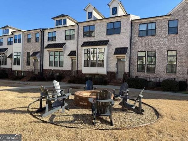 425 Fair View Circle Roswell