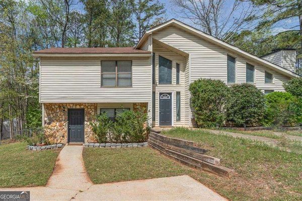 6820 Lakewood Terrace Douglasville - main photo