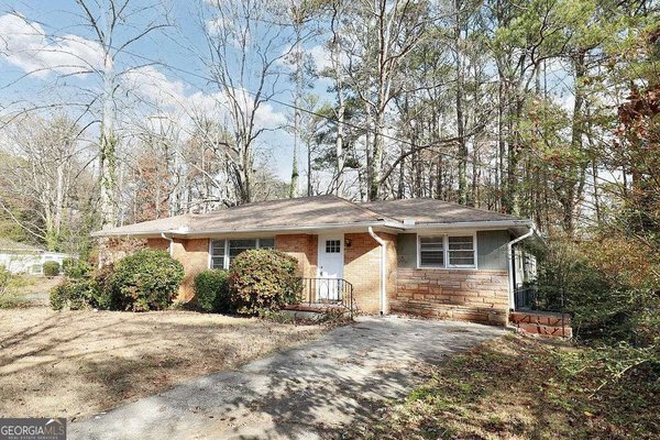 2576 wood valley Drive, East Point