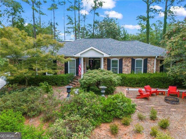 104 Lakeshore Circle Marietta