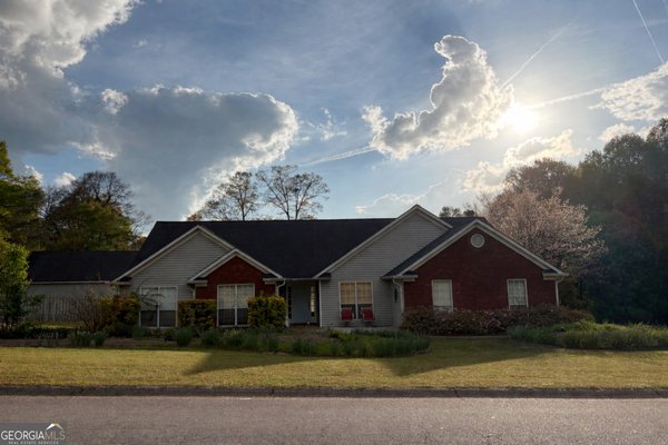 main picture of 2320 Evonshire Way, Dacula