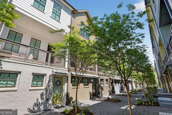 1072 Crest Circle Atlanta