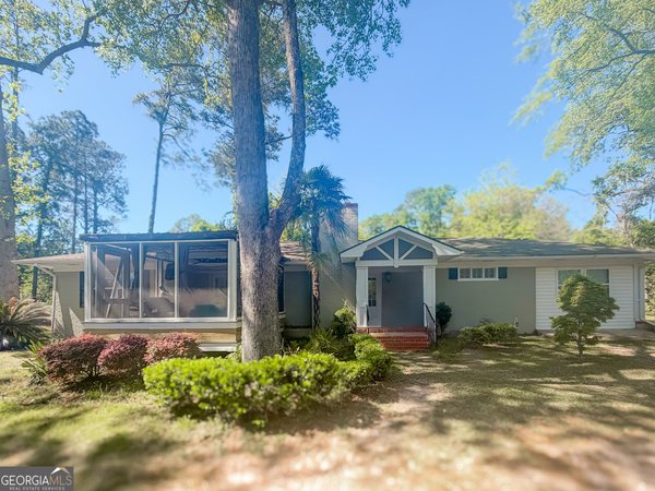 221 Lake Drive, Sylvania