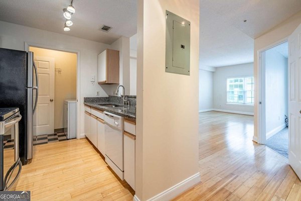 1074 Peachtree Walk, Atlanta