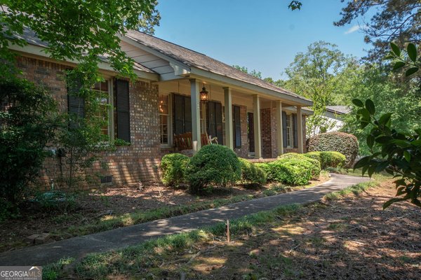 505 Pine Circle, Peachtree City