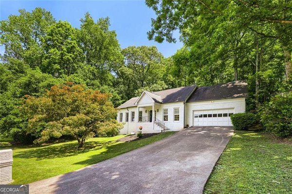 152 Oakwood Hills Drive, Suwanee