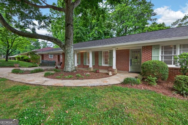 1370 Driftwood Court, Roswell