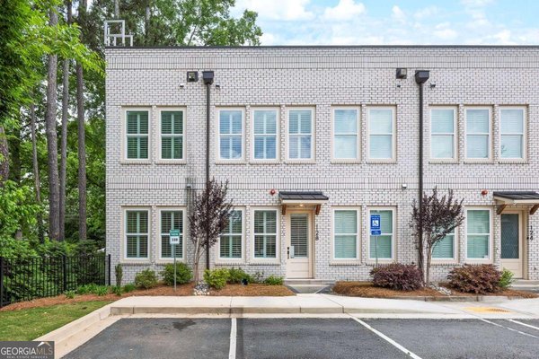 9040 Main Street, Woodstock
