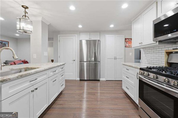 9715 Pond Circle, Roswell