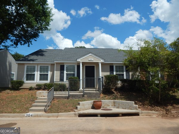 304 Lenox Circle, LaGrange