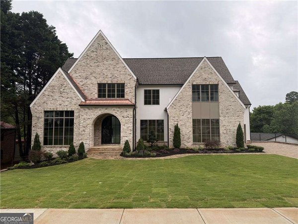 228 Thomas Circle, Roswell