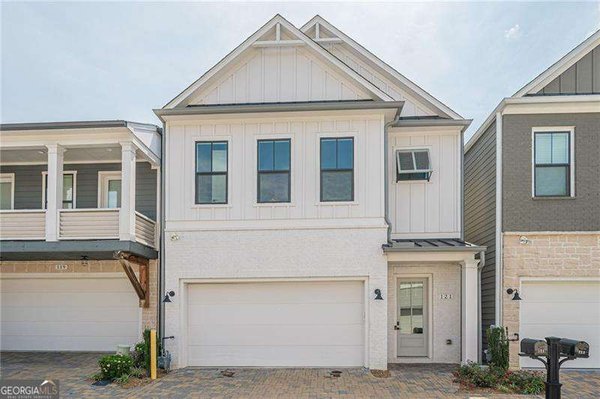 121 Village Green Avenue Woodstock